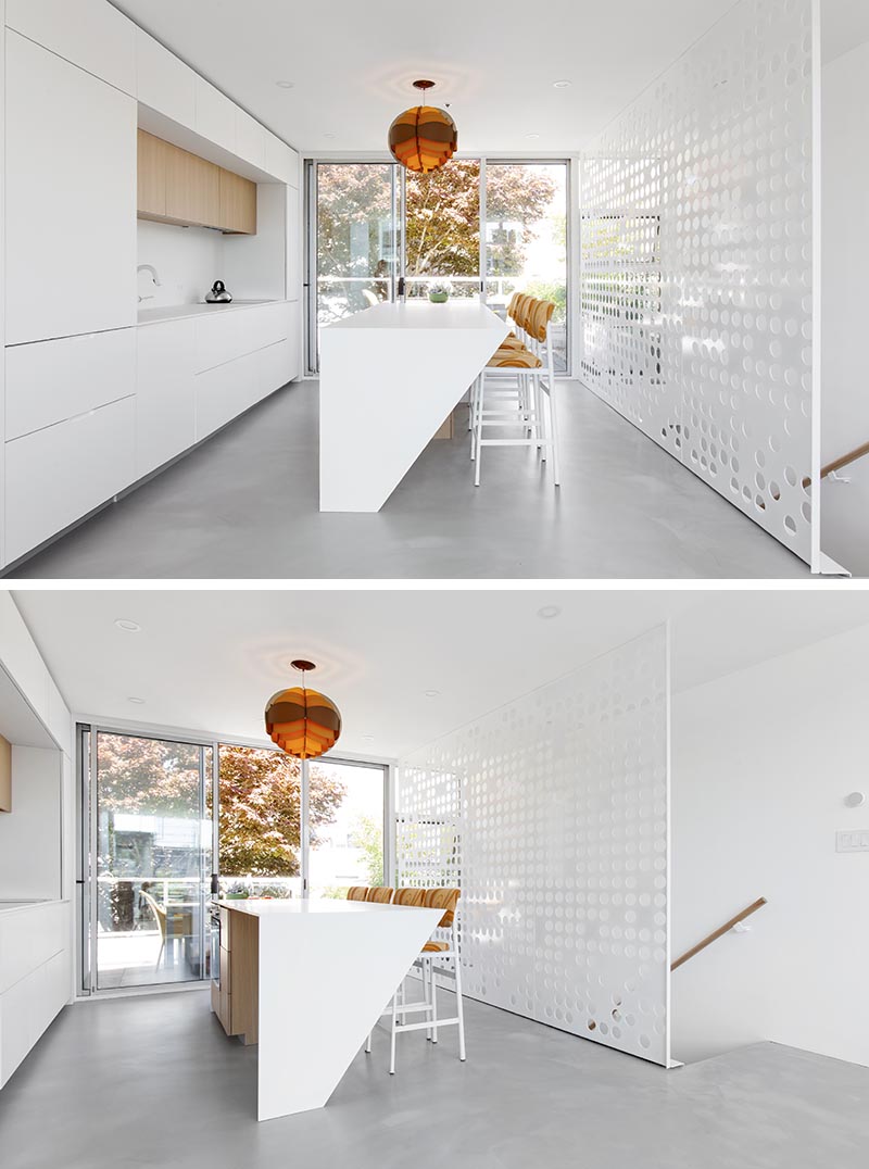 Специальная белая перфорированная металлическая перегородка была разработана для этой современной квартиры. Он также служит минималистичным художественным фоном для кухни. # Защитный экран # Лестница # Дизайн лестницы # Современные лестницы # Экран # Перфорированный экран