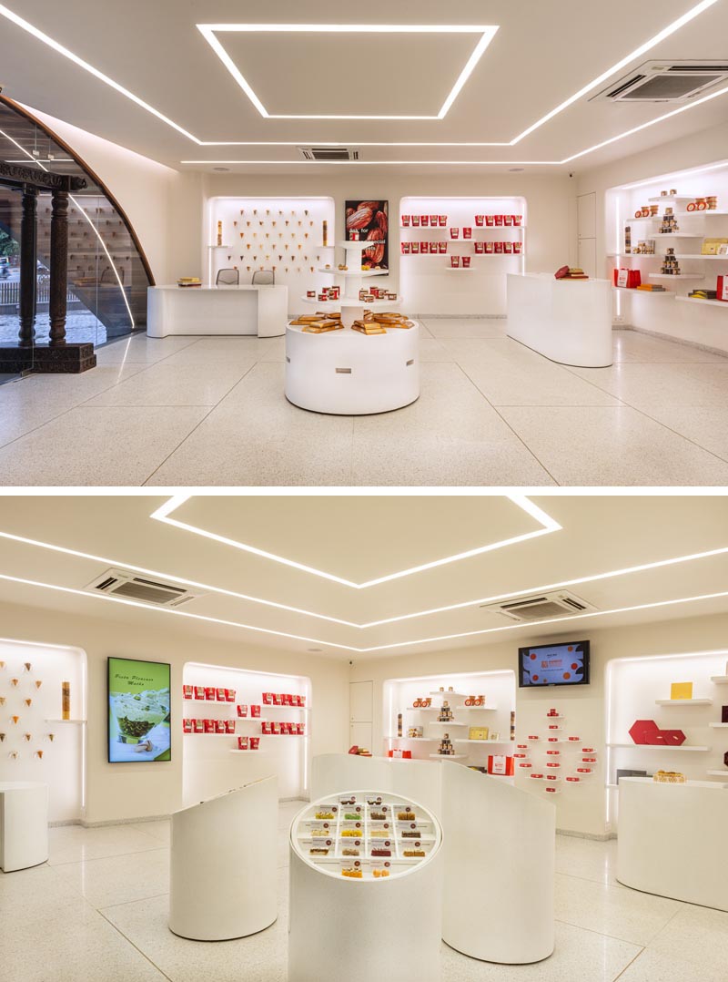 Интерьер этой кондитерской был задуман как «галерея» сладостей, призванная служить нейтральным фоном для яркого и красочного инвентаря, позволяющего продуктам выделяться. #RetailStore #StoreDesign #RetailDesign