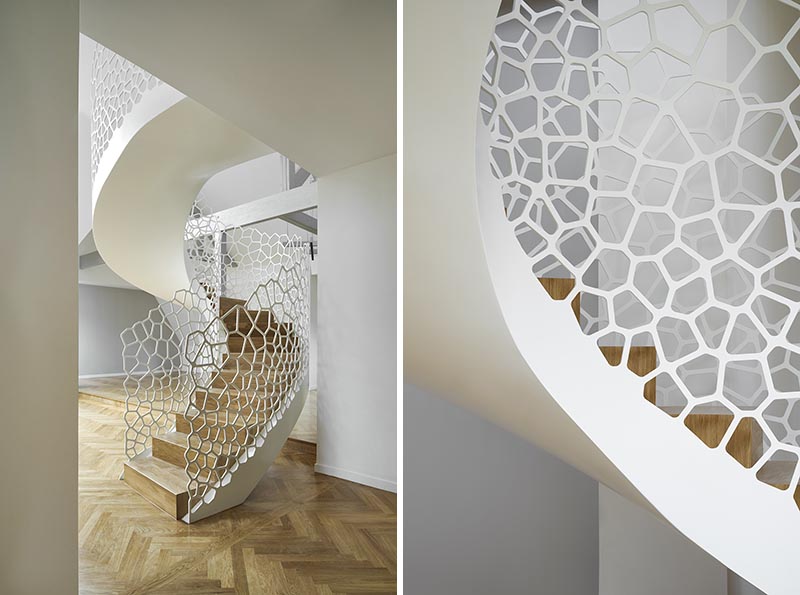 В этих парижских апартаментах есть художественная белая винтовая лестница с органическими ячеистыми формами балюстрады. # Спиральная лестница # белаяспиральная лестница # белая лестница # скульптурная лестница # художественная лестница