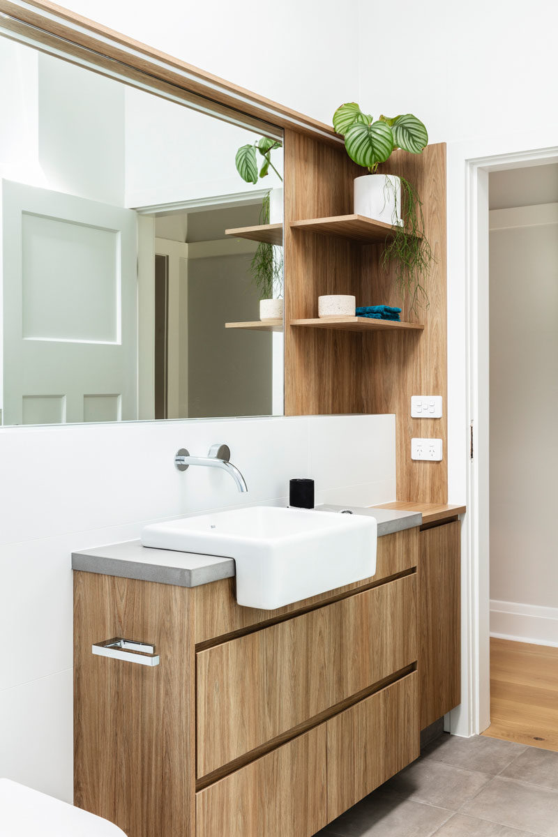 Идеи для ванных комнат - открытые деревянные стеллажи обеспечивают дополнительное место для хранения вещей и являются естественным элементом этой современной ванной комнаты. # Дизайн ванной # Идеи для ванной # Современная