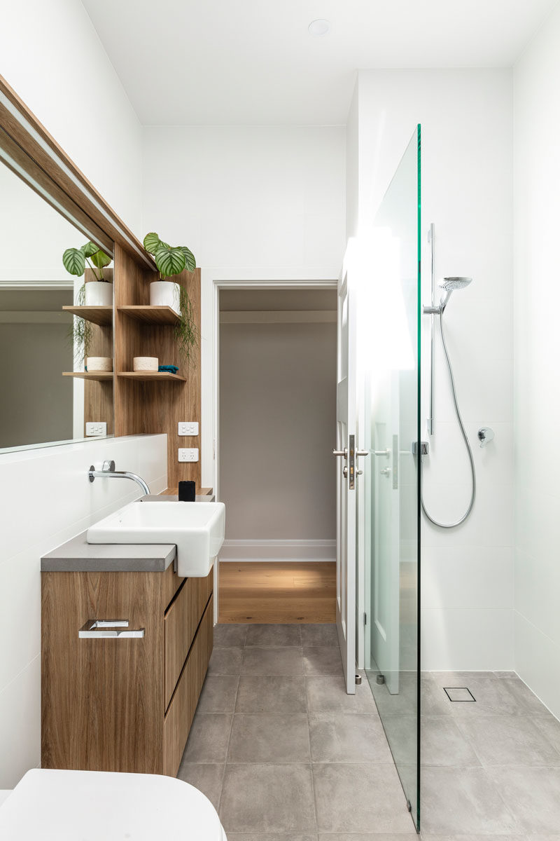 Идеи для ванных комнат - открытые деревянные стеллажи обеспечивают дополнительное пространство для хранения и являются естественным элементом этой современной ванной комнаты. # Дизайн ванной # Идеи для ванной # Современная