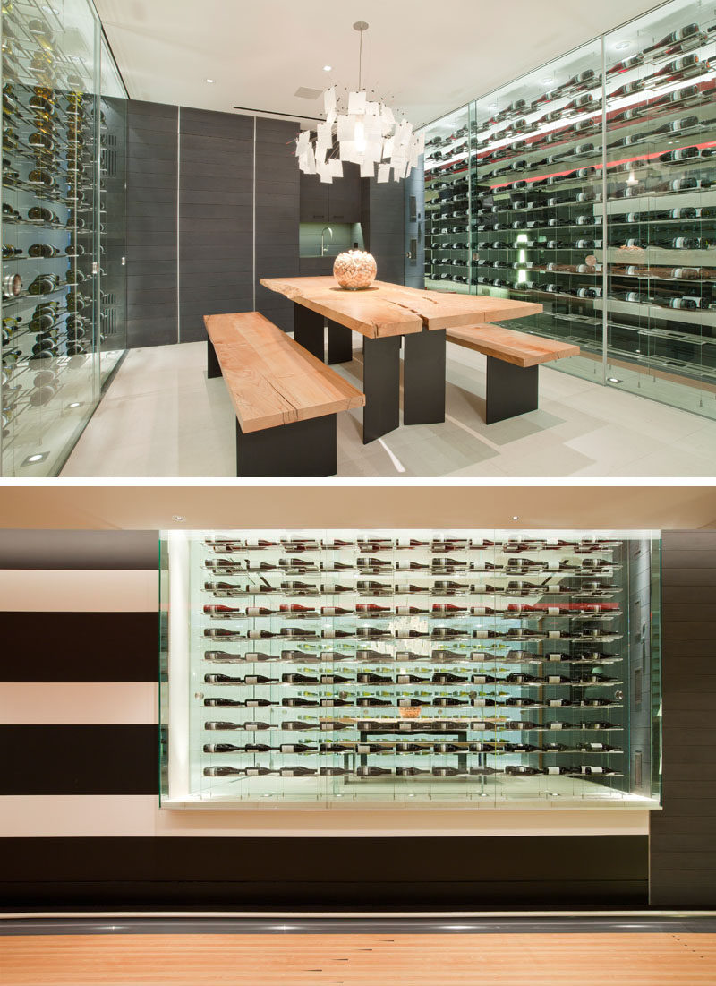 Идеи для хранения вина - в этом современном доме есть винная комната, спроектированная по индивидуальному проекту, в которой есть большой деревянный и стальной стол и скамейки, а стеклянные стены служат хранилищем для коллекции вин. #WineStorage #WineRoom
