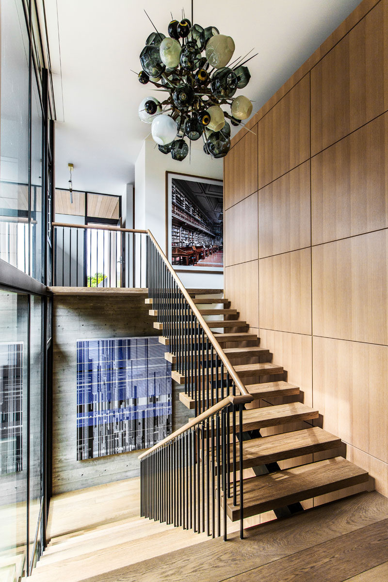 На верхний этаж этого современного дома ведет лестница из дерева и стали. # Лестница # Современная лестница # Лестница