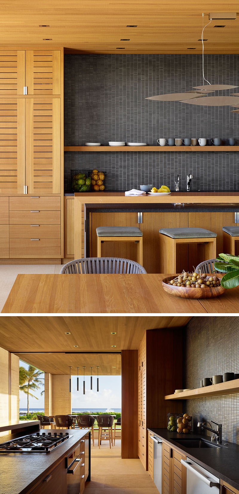 В этой современной кухне темно-серая плитка и темные столешницы контрастируют со светлыми деревянными шкафами и потолком. #ModernKitchen #WoodAndGrey