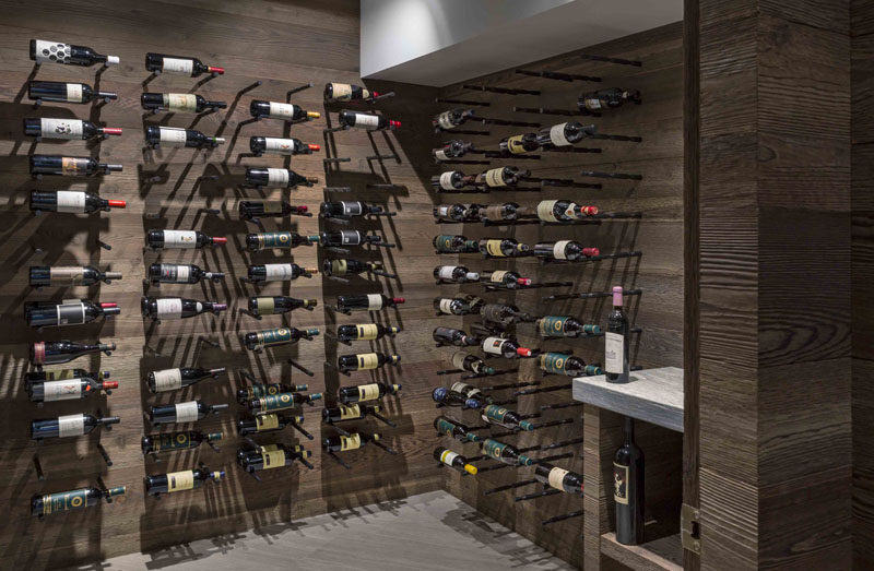 Современный винный погреб с деревянными стенами и местом для хранения винной коллекции. #WineCellar #WineStorage