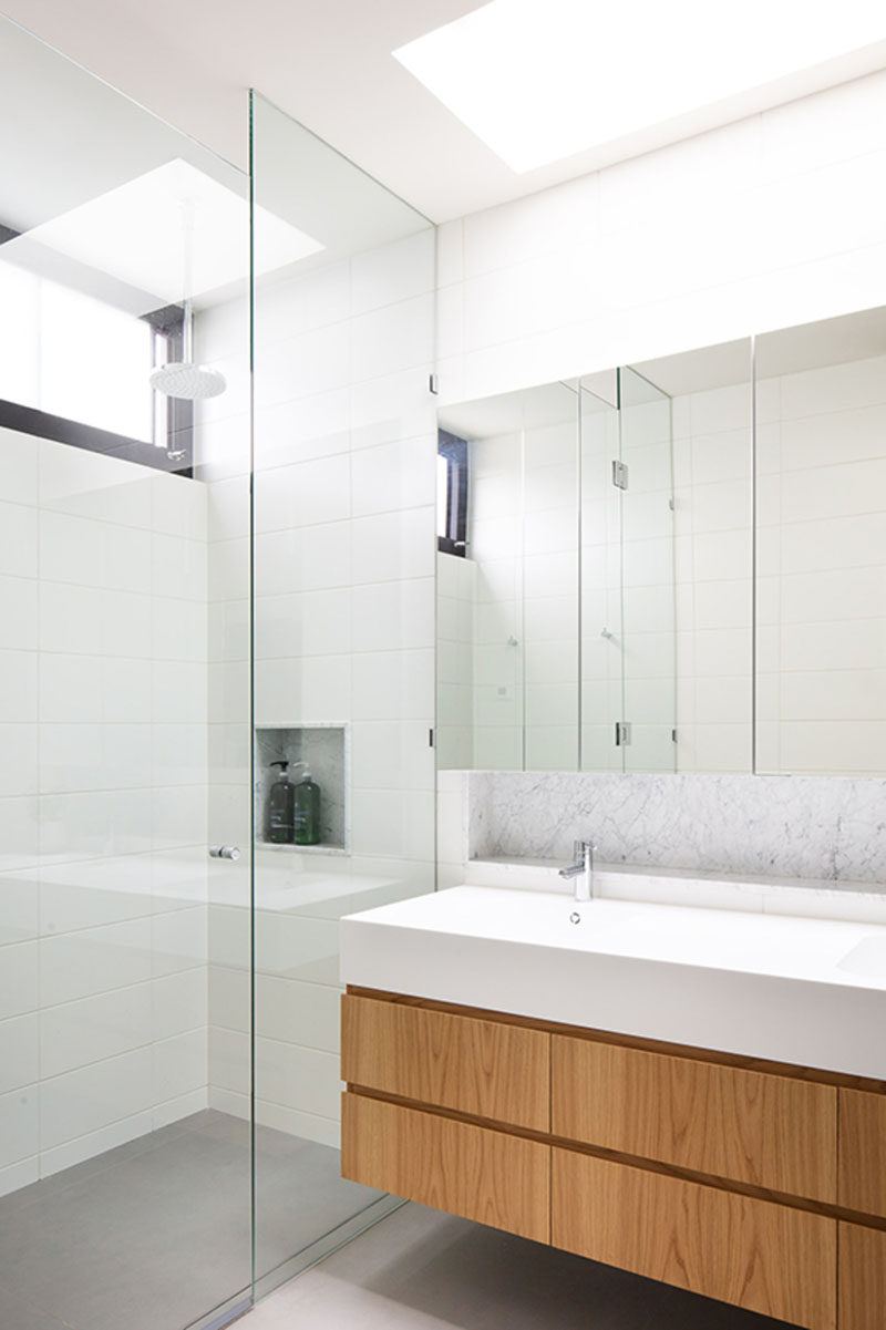 В этой современной ванной комнате потолочное окно сохранить яркость белой ванной комнаты, а деревянный туалетный столик Сери естественности. # Современная ванная # Дизайн ванной