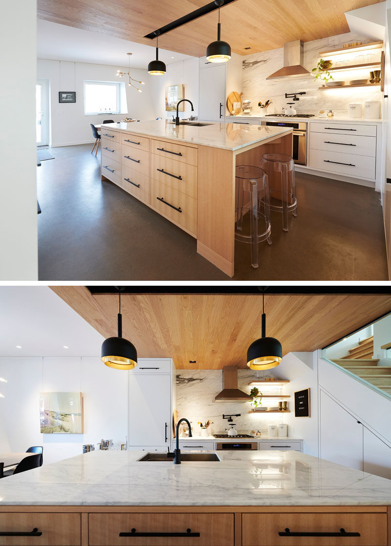 Идеи дизайна кухни - В этой современной кухне используется деревянный потолок. Большой кухонный остров дает больше места на стойке, дополнительное место для хранения и место для пары стульев. #KitchenDesignIdeas # WoodCeiling # ModernKitchen #KitchenIsland