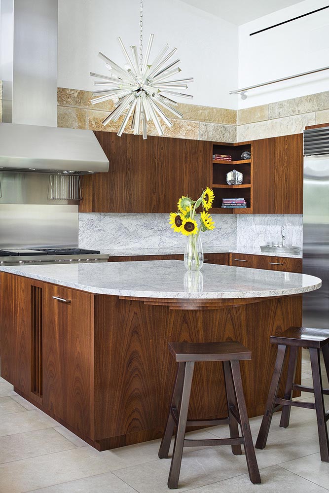  В этой современной кухне деревянная кухонная мебель, изготовленная по индивидуальному заказу, увенчана мраморной столешницей. #KitchenDesign #WoodKitchen #InteriorDesign 