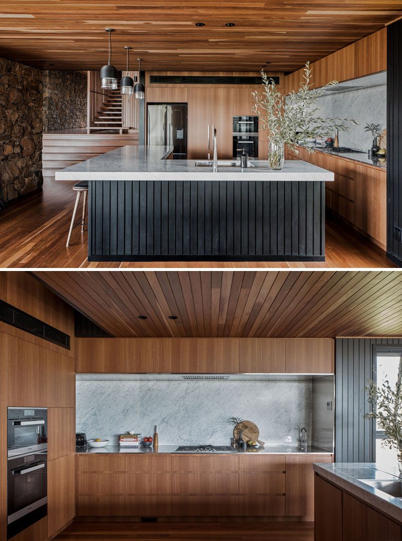 На этой современной кухне большой L-образный остров с нависающей столешницей создает место для семейных собраний во время приготовления пищи. #KitchenDesign #ModernKitchen #LShapedKitchenIsland #KitchenIslandDesign