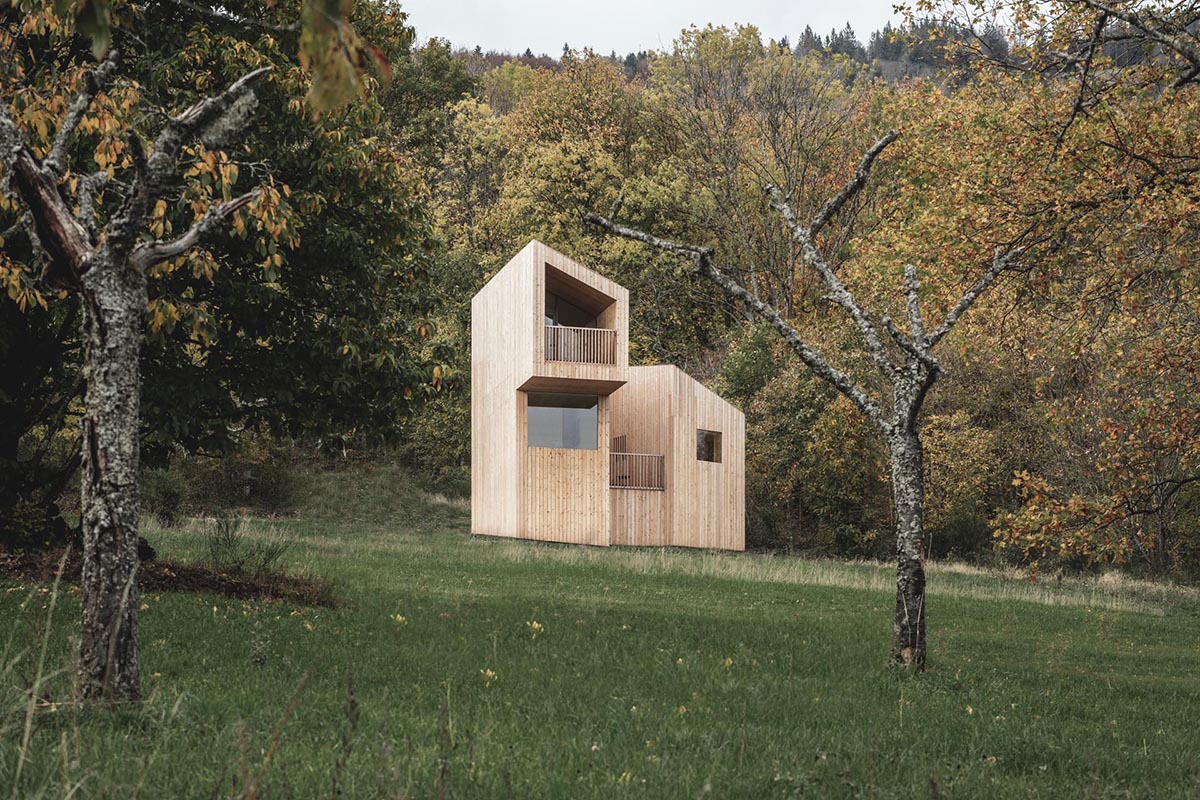 Небольшой деревянный домик, спроектированный как часть отеля во Франции.