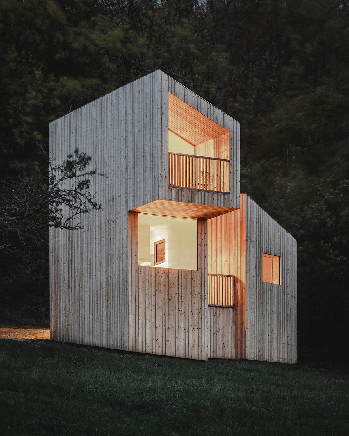 Небольшой деревянный домик с фасадом из светлого дерева.
