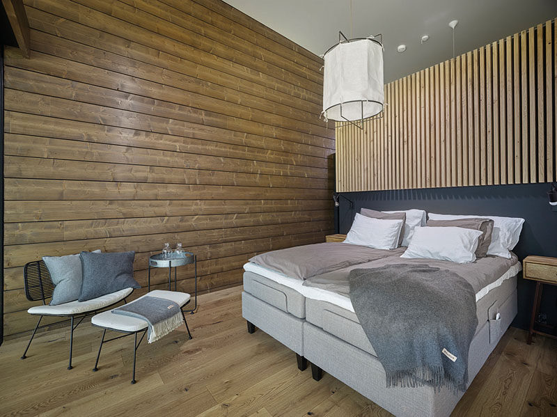  В этой спальне дерево сочетается с нейтральной мебелью, создавая непринужденный и современный вид. # СовременныеСпальня # Деревянные Стены 