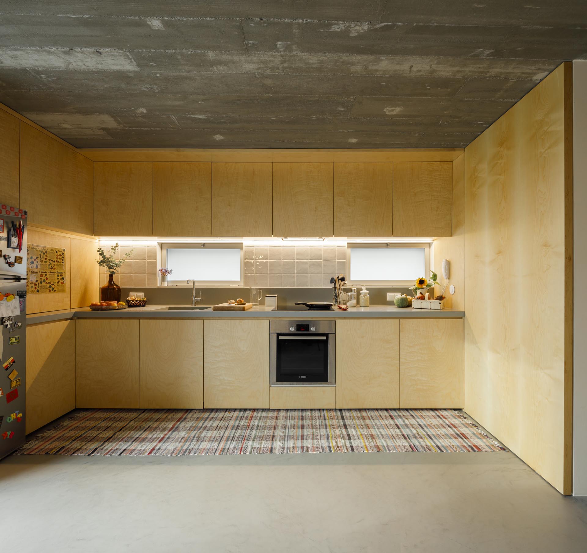Современная деревянная кухня со шкафами без оборудования.
