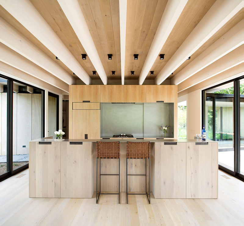  Эта минималистская кухня оснащена деревянными шкафами, которые сочетаются с деревом, используемым при дома. #KitchenDesign #ModernKitchen 