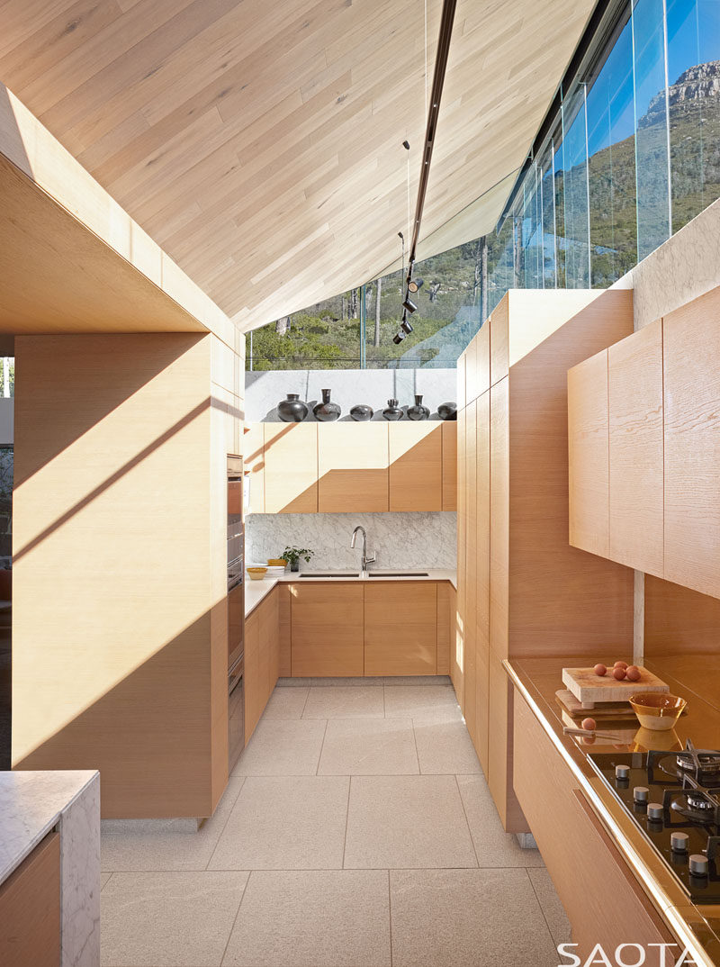  Современная кухня обставлена ​​мебелью из светлого дерева, а окна обеспечивают естественное освещение и вид на горы. #ModernWoodKitchen #KitchenDesign # Windows 