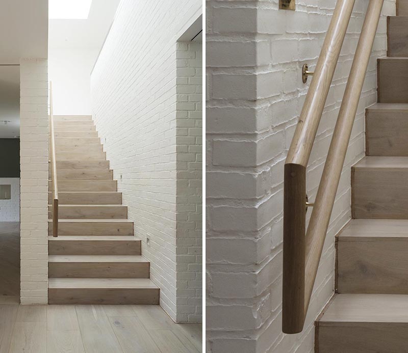 Архитектурная фирма Peter Legge Associates завершила строительство дома в Дублине, Ирландия, и в качестве части дизайна лестницы они включили деревянные перила, которые могут использоваться как взрослыми, так и детьми. #StairDesign #HandrailDesign #MultiHeightHandrail