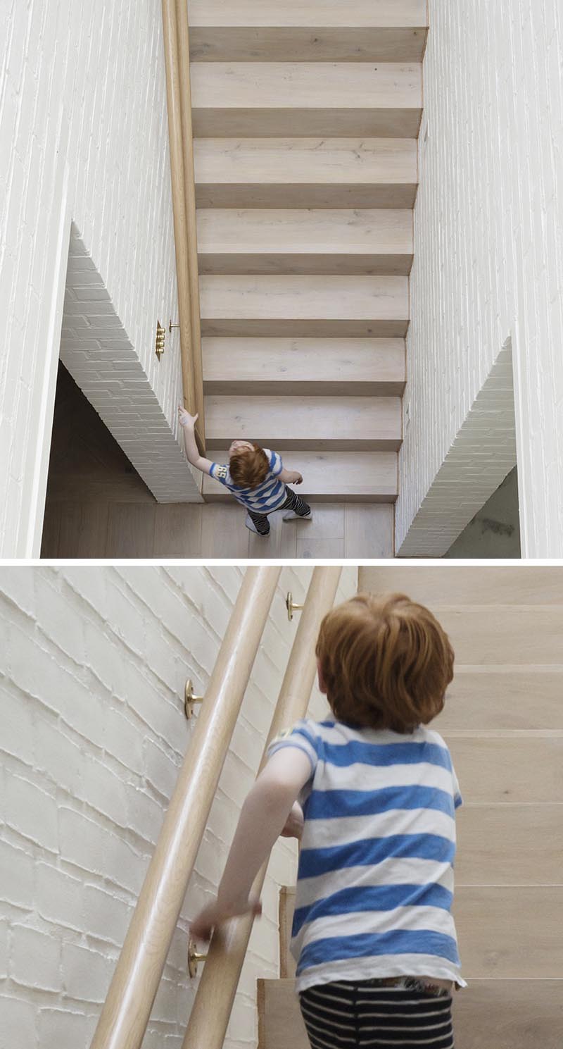 Архитектурная фирма Peter Legge Associates завершила строительство дома в Дублине, Ирландия, и в качестве части дизайна лестницы они включили деревянные перила, которые могут использоваться как взрослыми, так и детьми. #StairDesign #HandrailDesign #MultiHeightHandrail