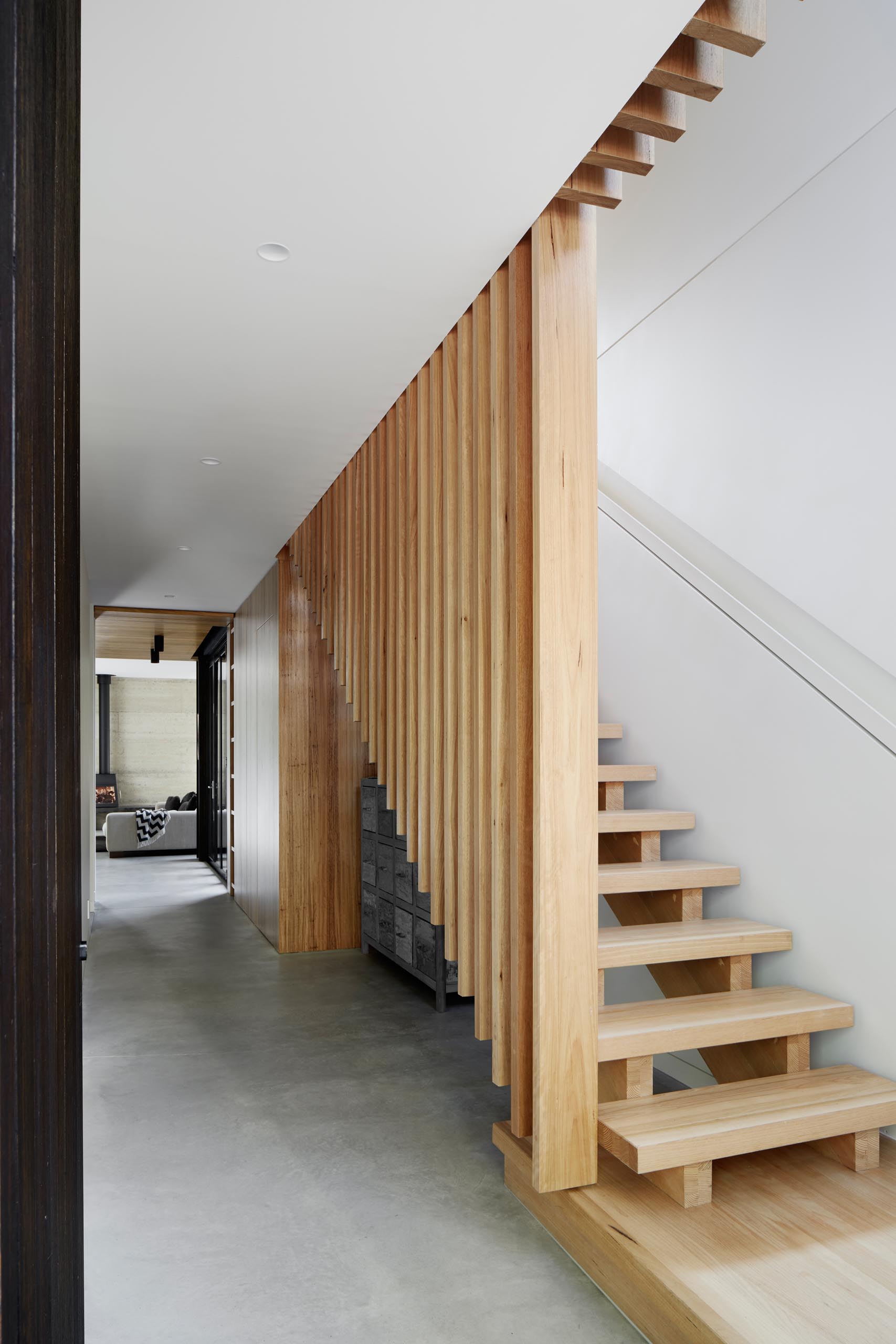 Современная деревянная лестница со встроенными перилами с подсветкой.