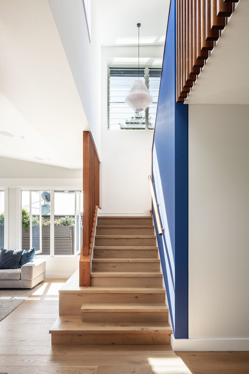 Идеи лестницы - в этом обновленном доме акцентная стена синего цвета идет по деревянной лестнице. #BlueAccentWall #WoodStairs