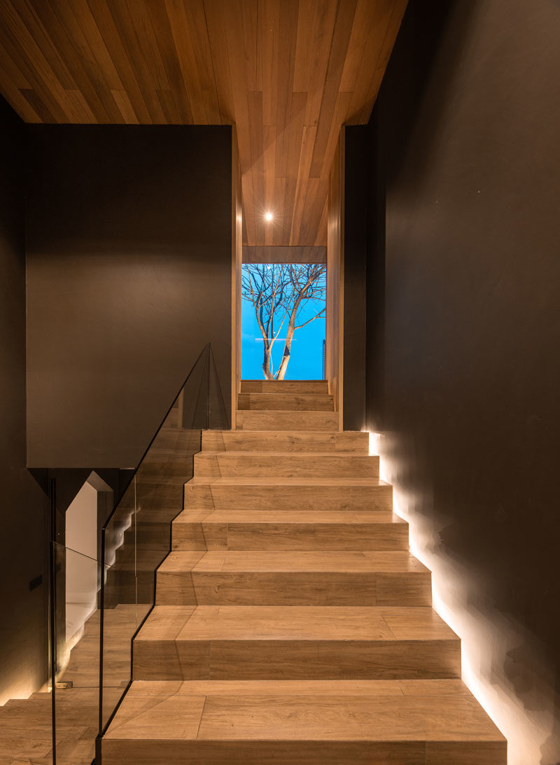 Идеи лестницы - в этом современном доме на крыше есть деревянные лестницы со скрытым освещением и стеклянными перилами. #StairIdeas # Деревянная лестница # Современная лестница