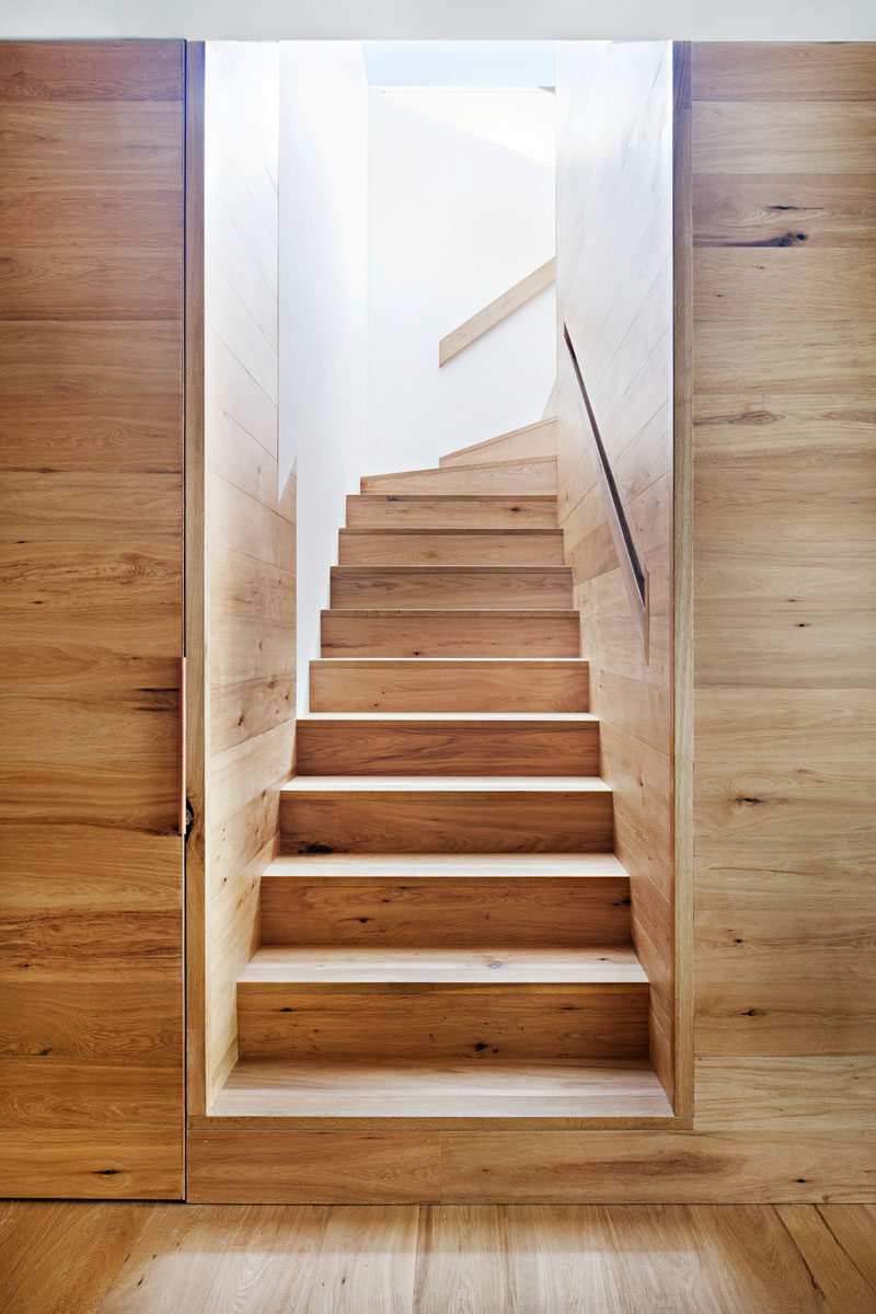 Идеи лестницы - в этом современном доме есть лестница из дуба со встроенными перилами, ведущими на верхний этаж дома. # Лестница # Деревянная Лестница # Современный Дом