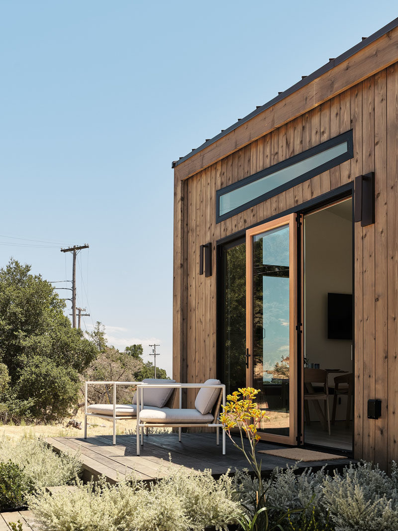 Идеи крошечного дома - этот современный крошечный дом, вдохновленный калифорнийским побережьем, демонстрирует кедровый сайдинг с естественной окраской и металлическую крышу со стоячим фальцем. #ModernTinyHouse #TinyHouseIdeas #TinyHouseArchitecture #TinyHouseDesign #TinyHouse