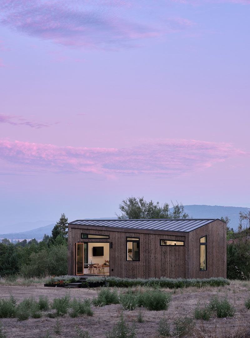 Идеи крошечного дома - этот современный крошечный дом, вдохновленный калифорнийским побережьем, демонстрирует кедровый сайдинг с естественной окраской и металлическую крышу со стоячим фальцем. #ModernTinyHouse #TinyHouseIdeas #TinyHouseArchitecture #TinyHouseDesign #TinyHouse