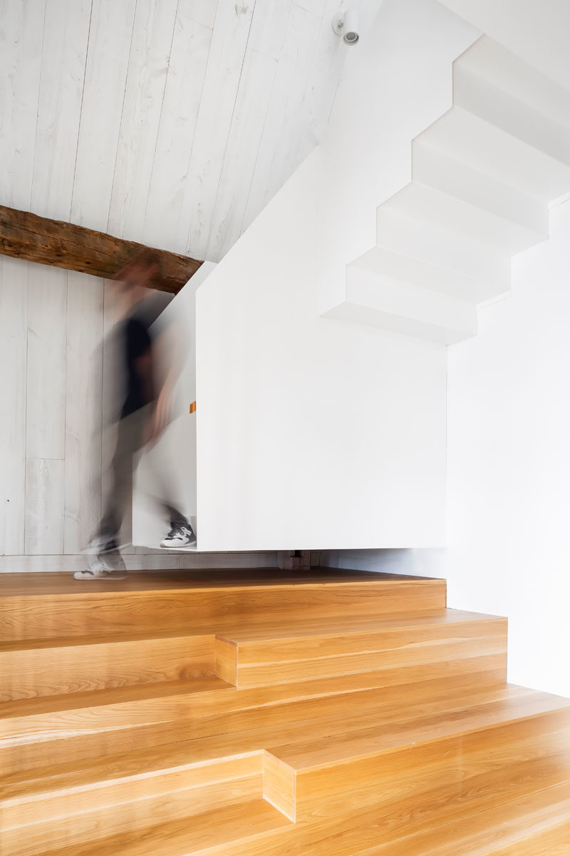 Идеи лестницы - светлая деревянная и белая лестница соединяет разные уровни этого современного сарая. #StairIdeas #ModernStairs