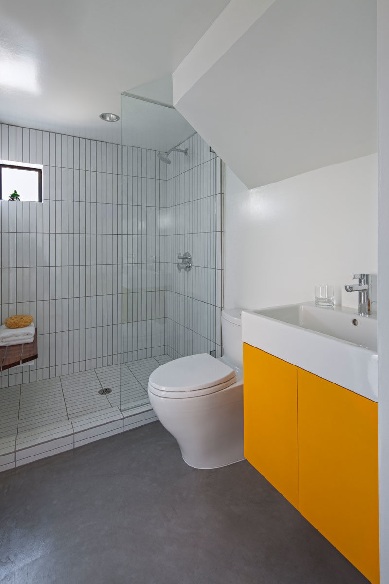 Идеи для ванных комнат - В этой современной ванной комнате душевая кабина выложена вертикально выложенной плиткой, что помогает создать ощущение высоты в небольшом пространстве. #BathroomIdeas # ModernBathroom #BathroomDesign