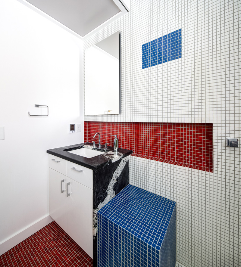 Ванная комната в стиле Мондриана от мастерской Alloy