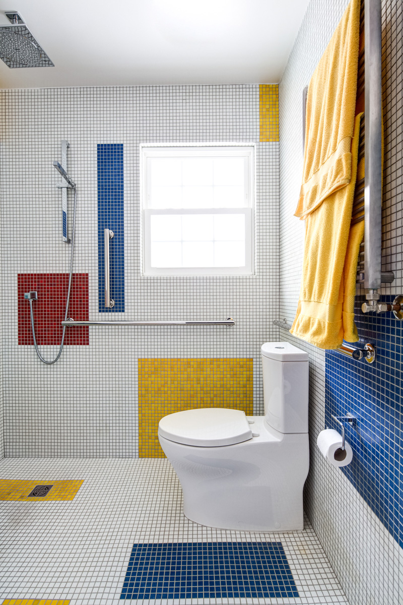 Ванная комната в стиле Мондриана от мастерской Alloy