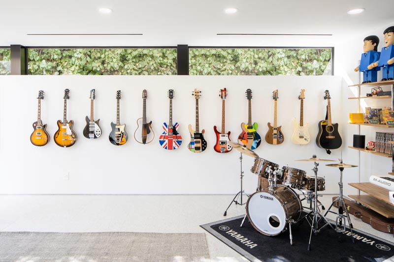 В этом современном доме есть музыкальный зал с барабанной установкой и стеной из гитар. #MusicRoom #ModernInterior