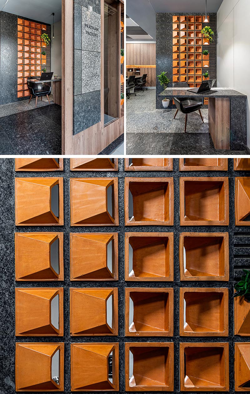 Используя множество нестандартных терракотовых плиток, дизайнеры смогли создать уникальную большую настенную художественную инсталляцию, которая добавит интереса к офису и дополнит другие плитки, встречающиеся в офисе. #WallArt #OfficeDesign #TileArt #TerracottaTiles