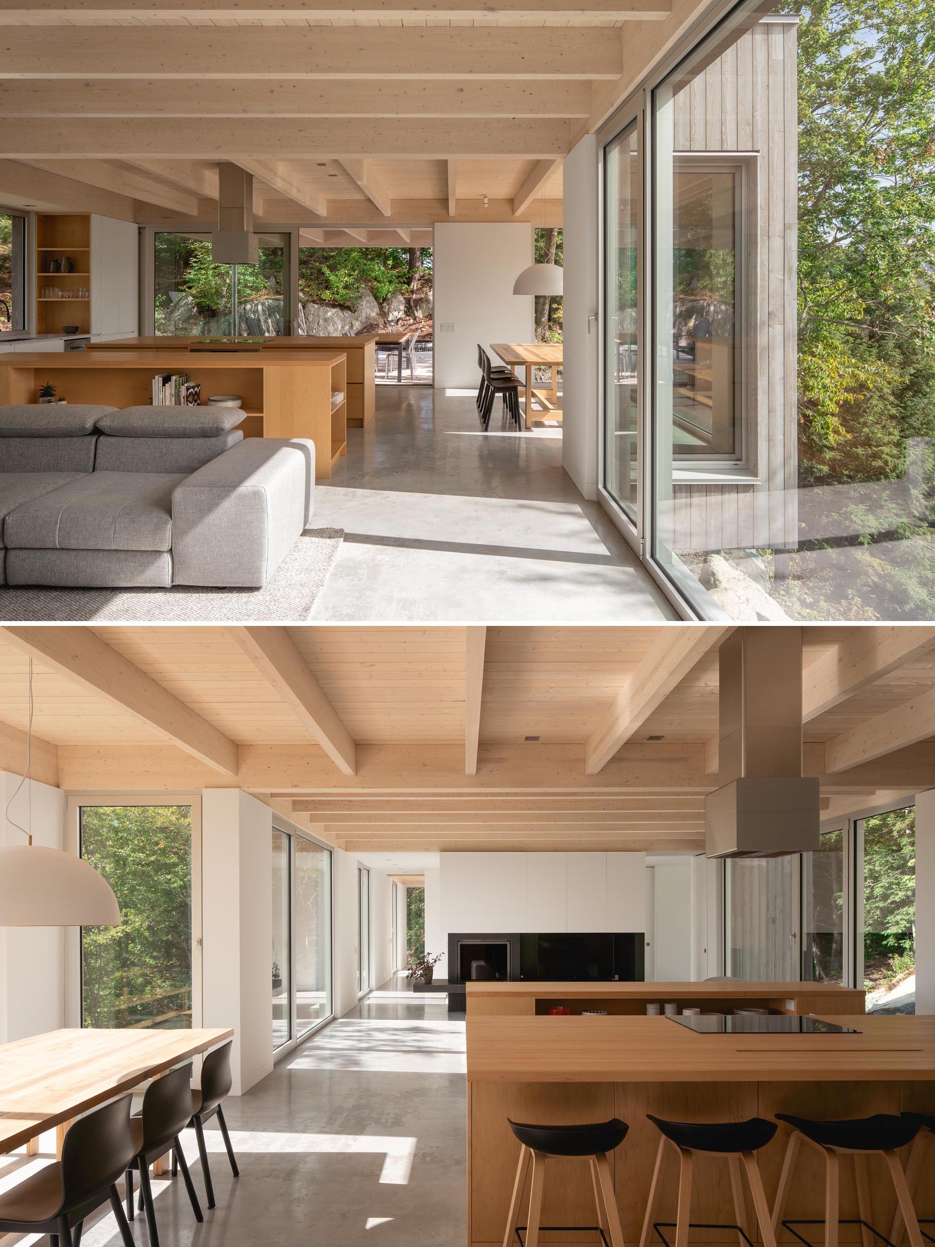 В этой современной кухне есть два кухонных острова из массива клена, полированный бетонный пол и большое квадратное окно над раковиной.