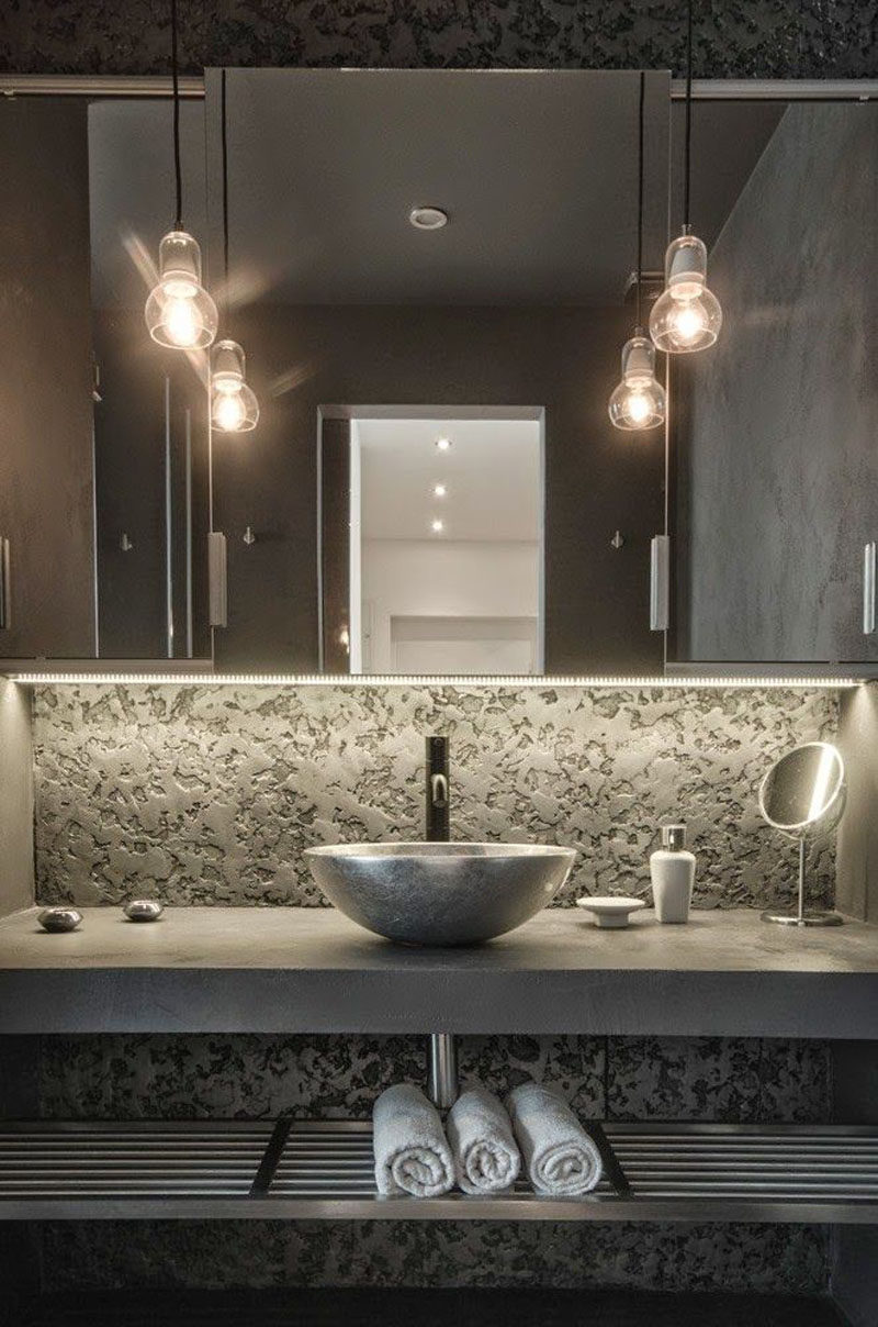 Идеи дизайна ванной комнаты - открытая полка под столешницей // Темные цвета, использованные в этой ванной комнате, и металлическая полка под раковиной придают этой ванной комнате индустриальный вид.