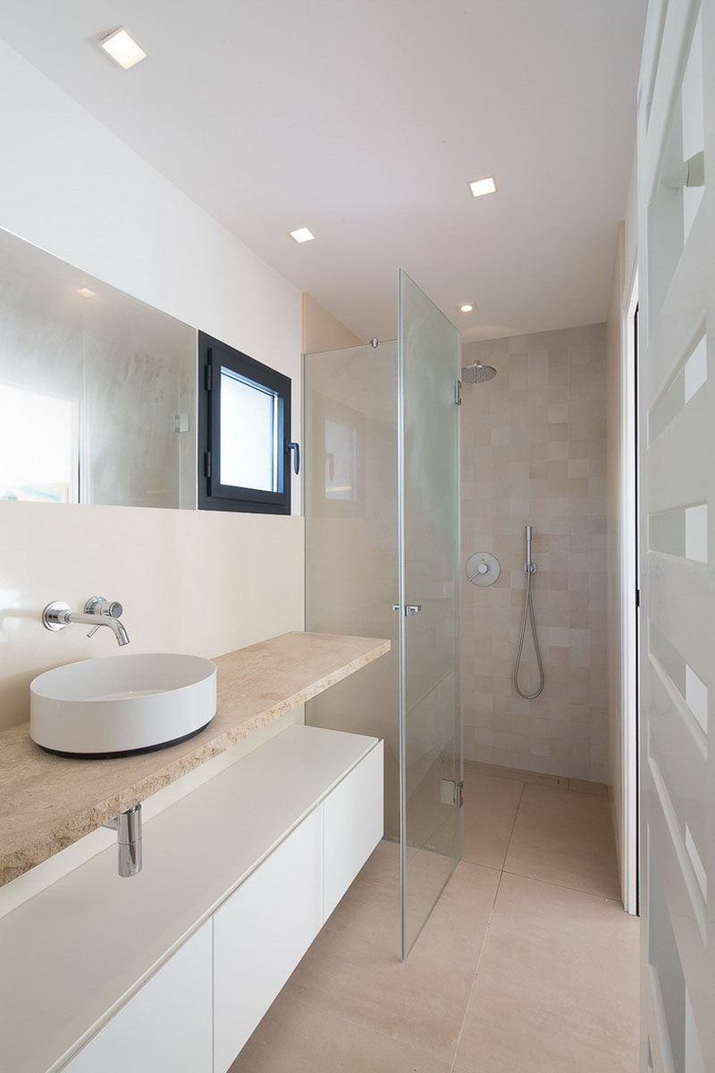 Идеи дизайна ванной комнаты - открытая полка под столешницей // Полка под раковиной, в которой также есть шкафы, - отличное решение для хранения небольших ванных комнат, подобных этой.