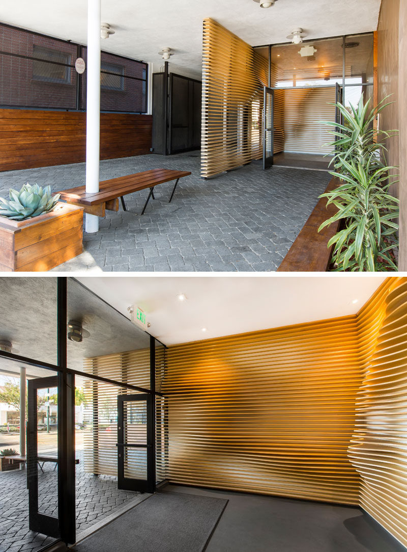 Студия Баран разработала скульптурную акцентную стену из фанеров с ЧПУ для фойе здания в Калифорнии. #WoodAccentWall #WoodWall #AccentWall #OfficeDesign
