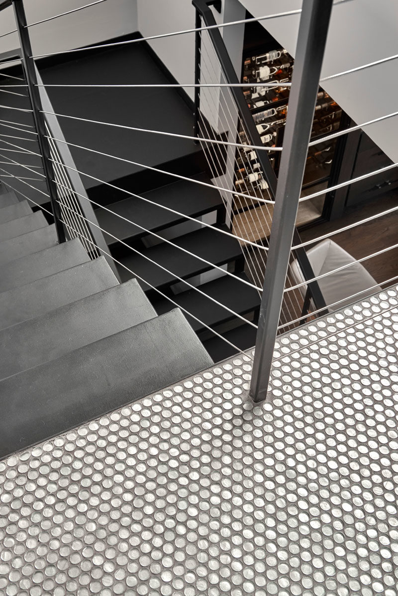 Идеи для лестниц - эта современная черненая стальная лестница ведет на крышу, а пенни-черепица добавляет забавный штрих наверху лестницы. #StairIdeas # Индустриальная лестница # ModernIndustrial # PennyTiles