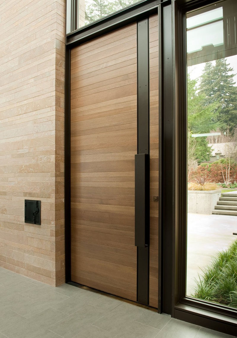 Эта дверь из дерева и стали из дома в Сиэтле , штат Вашингтон. 