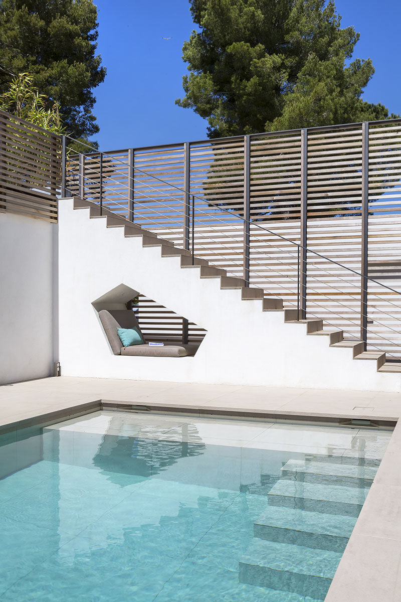 Этот встроенный уголок для отдыха спрятан под лестницей у бассейна в доме в Сен-Тропе. 
