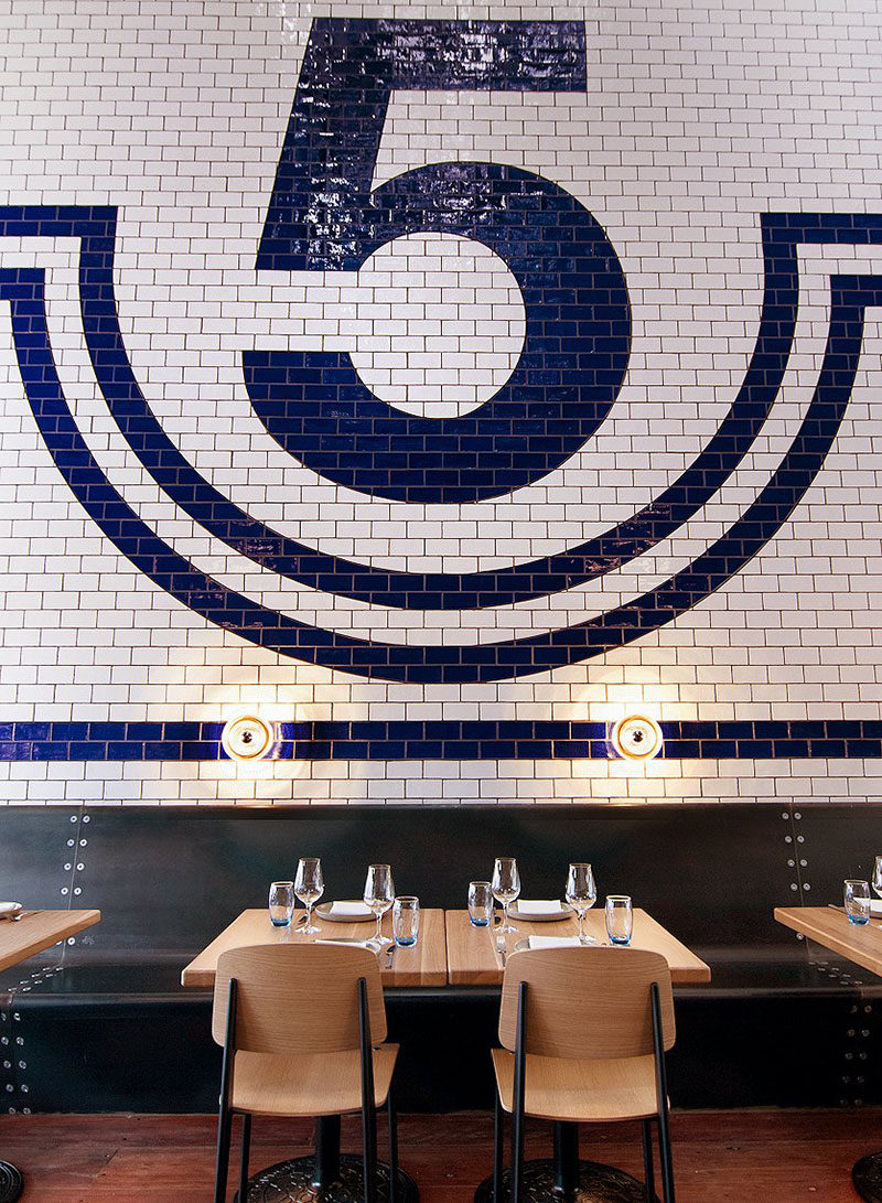 Эта бело-голубая декоративная стена из ресторана в Мельбурне , Австралия. 