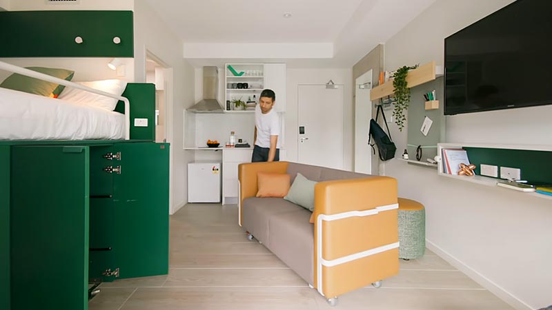 Эта небольшая квартира площадью 18 кв. М., Спроектированная для совместного проживания в Сиднее UKO, была спроектирована таким образом, что позволяет жильцам настраивать свое пространство по мере необходимости, и большую часть этого составляет кровать-платформа, которая скрывает шкаф, обеденный стол и диван. #PlatformBed #HiddenStorage #SmallLiving #SmallApartment #UnderBedStorage