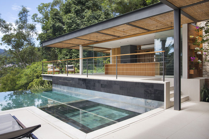 Этот дом с бассейном имеет живописный вид на сельскую местность Бразилии 