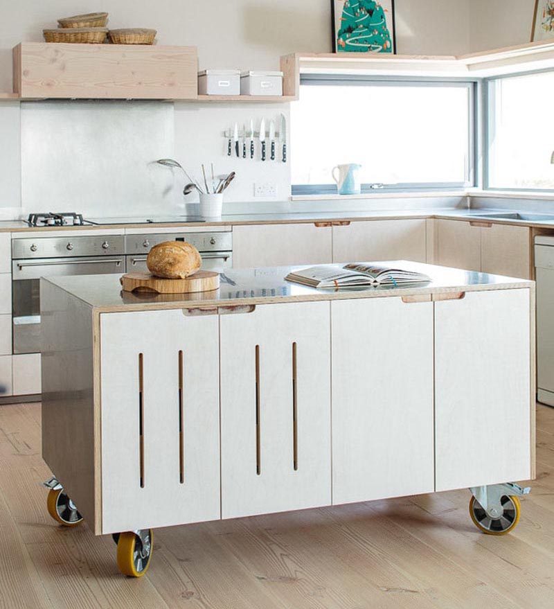 Кухонные острова на колесах не обязательно должны иметь открытую конструкцию, где это просто рама и столешница. У вас может быть специально спроектированный переносной кухонный остров, который включает шкафы, которые подходят к остальной части вашей кухни, или у вас может быть сочетание шкафов, открытых полок и ящиков. #PortableKitchenIsland #MovableKitchenIsland #KitchenIslandOnWheels #KitchenDesign