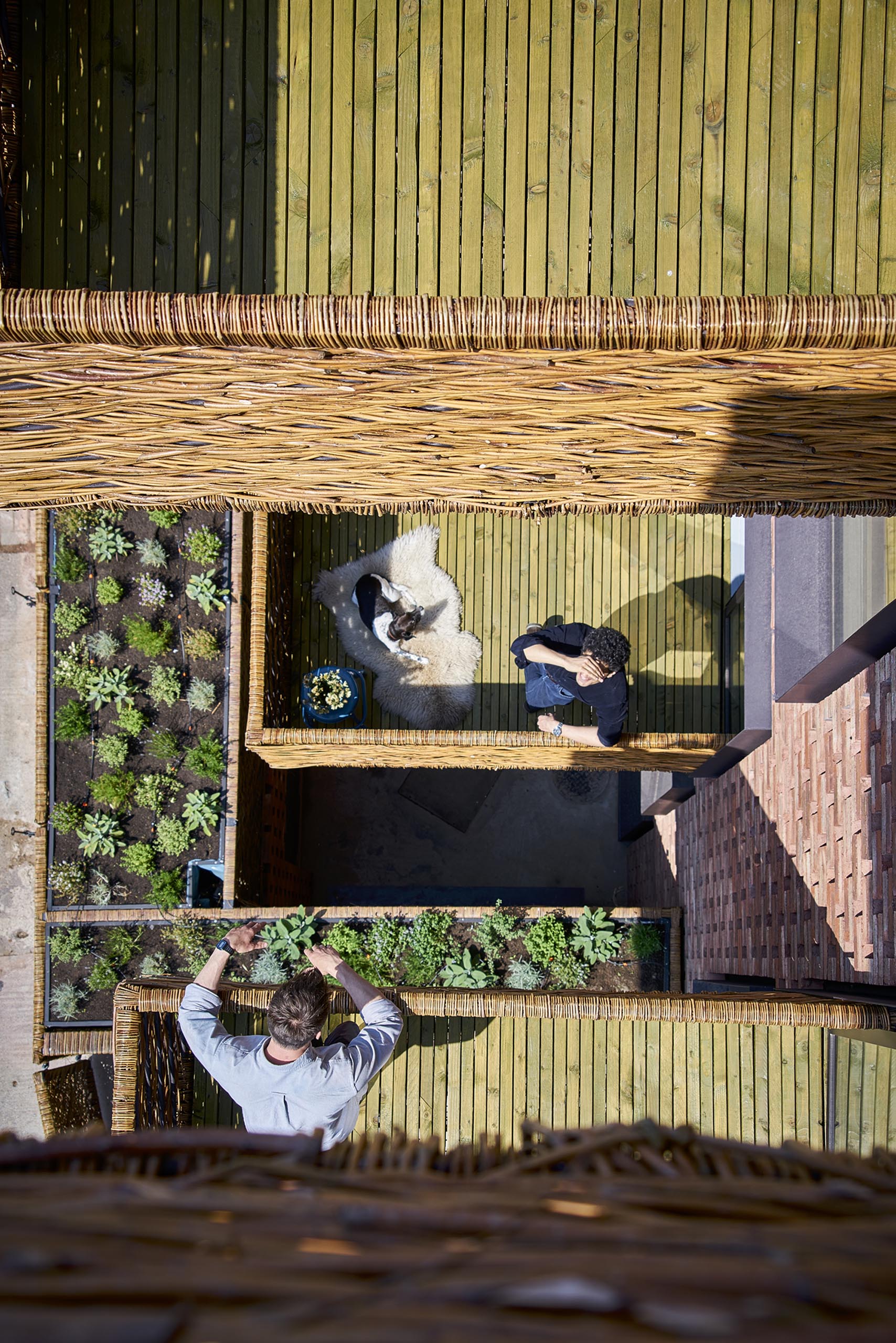 Плетеные балконы из лозы и дерева созданы для того, чтобы люди могли взаимодействовать друг с другом.