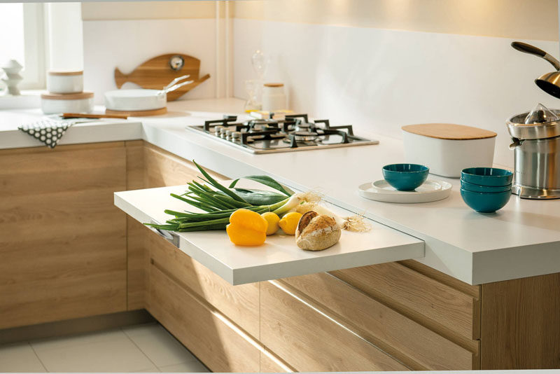 Идея дизайна кухни - выдвижные стойки (10 изображений) // Когда вы работаете с маленькой кухней, любое дополнительное рабочее пространство станет отличным дополнением.