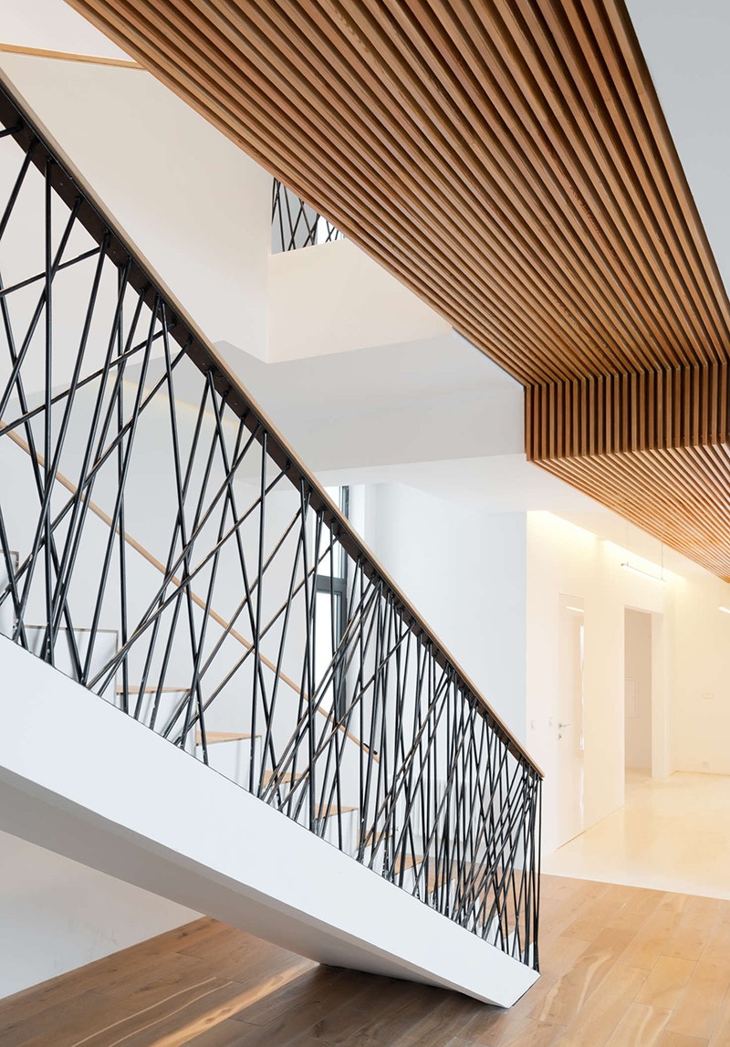 Этот дом, спроектированный Monoloko Design, имеет нестандартные перила на лестнице и верхнем этаже, сделанные из случайно расположенных стальных опор, покрытых порошковой краской черного цвета. #StairRails #StairRailing #StairDesign #StairHandrail