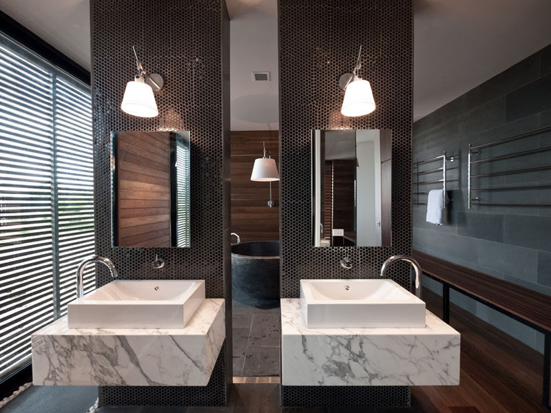 5 идей зеркал для ванной для двойного умывальника // Два прямоугольных зеркала позволяют каждому человеку иметь собственное пространство.