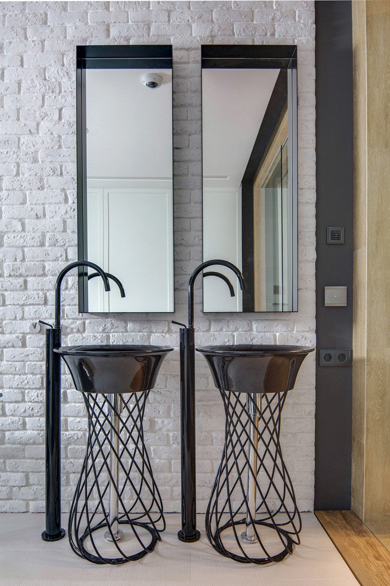5 идей зеркал для ванной комнаты для двойного умывальника // Два прямоугольных зеркала увеличивают высоту ванной комнаты и позволяют каждому человеку иметь собственное пространство.