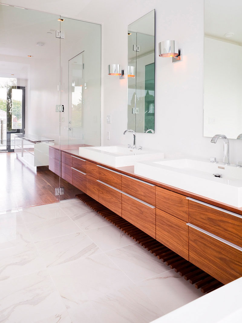 5 идей зеркал для ванной комнаты для двойного умывальника // Два прямоугольных зеркала увеличивают высоту ванной комнаты и позволяют каждому человеку иметь собственное пространство.